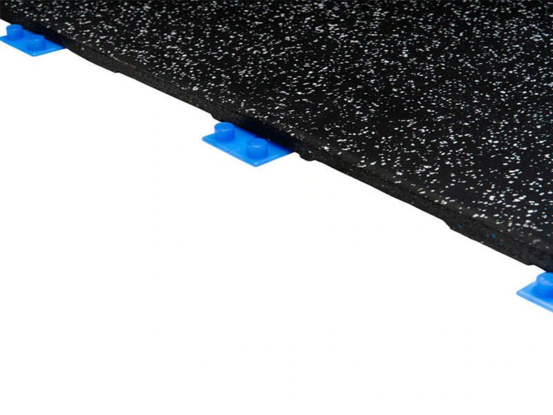 Un'immagine a schermo diviso mostra un micrometro che misura lo spessore del vinile e un primo piano del supporto in erba.